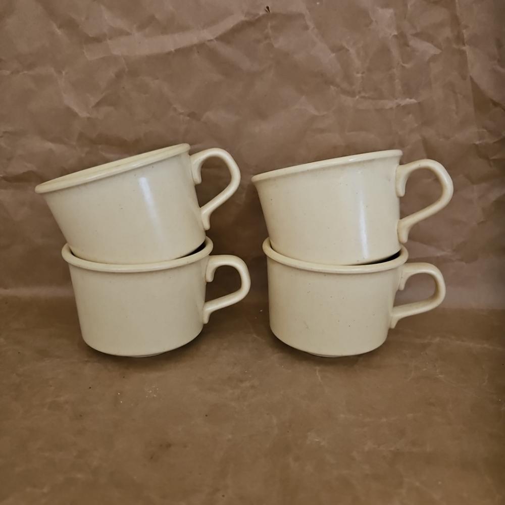 USA Set Of 4 Yellow Vintage Coffee, Tea Cups EUC